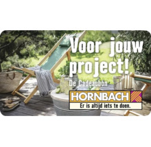 Hornbach cadeaukaart met een zonnig terras, houten ligstoelen, verfrissende drankjes en de tekst Voor jouw project. Hornbach Logo.