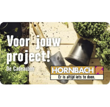 Hornbach cadeaukaart met tuingereedschap, plantenpot en planten op hout. Hornbach Logo.