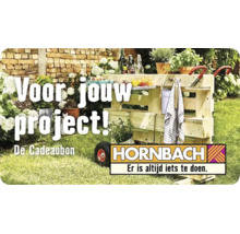Hornbach Cadeaubon met een tuinproject van houten pallets met planten en decoratie in een zonnige tuin. Hornbach Logo.
