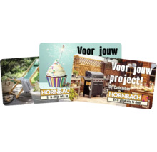 Drie Hornbach cadeaukaarten met afbeeldingen van een gasbarbecue in een tuin, een cupcake met een sterretje en een tuinstoel.