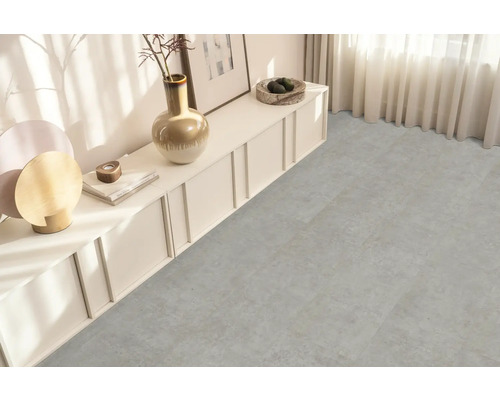 Lichte kamer met designvloer in steenlook, lage dressoir, gordijnen en decoratie