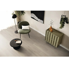 Interieurscène met stoel, tafel, dressoir en kamerplanten op een lichte houten vloer.