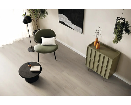 Interieurscène met stoel, tafel, dressoir en kamerplanten op een lichte houten vloer.