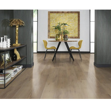 Woonkamer met houten vloer, eettafel en decoratieve items voor een stijlvolle ambiance