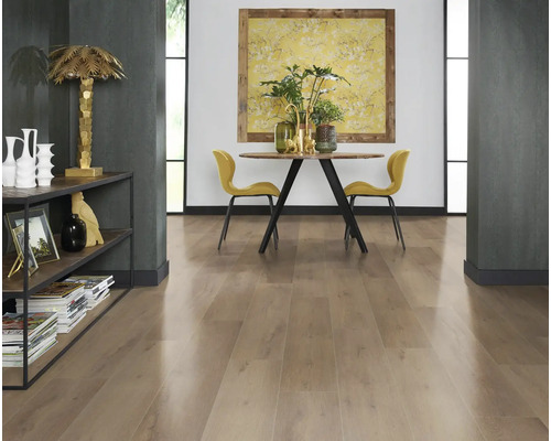 Woonkamer met houten vloer, eettafel en decoratieve items voor een stijlvolle ambiance