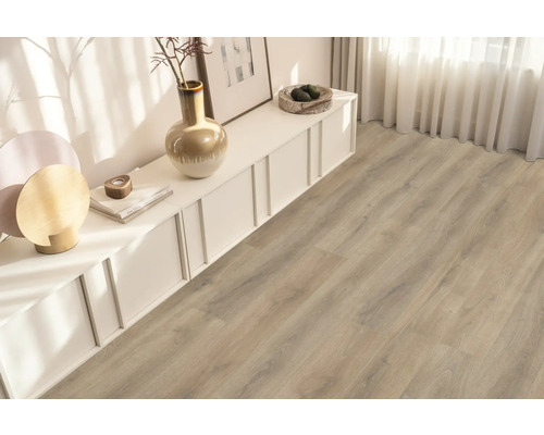 Lichte ruimte met designvloer in houtlook en witte tv-meubel