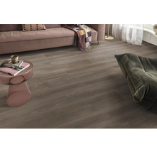 Woonkamer met laminaatvloer in houtlook, bank en fauteuil
