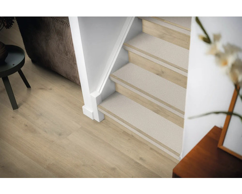 Interieurfoto van een trappenhuis met houten treden en trapmatten