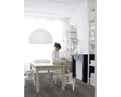 Lichte kamer met kind op tafel, rekken en verlichting