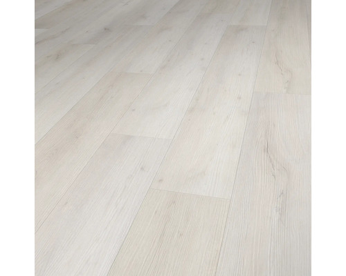 Gelegde lichte laminaatvloer met houtlook.