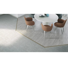 Lichte ruimte met eettafel, stoelen en vloertegels