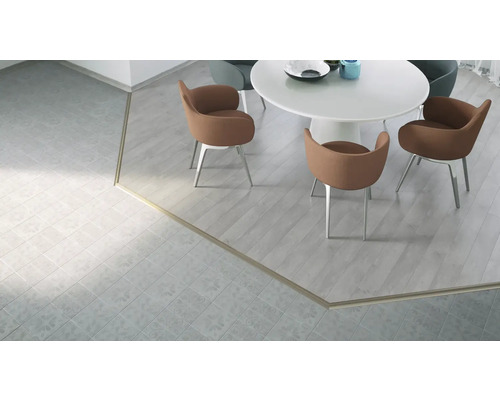 Lichte ruimte met eettafel, stoelen en vloertegels