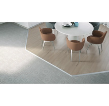 Kameroverzicht met tegelvloer en houten vloer in de eethoek met eettafel en stoelen