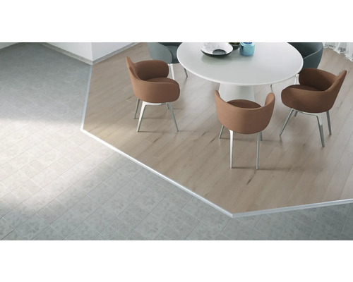 Kameroverzicht met tegelvloer en houten vloer in de eethoek met eettafel en stoelen