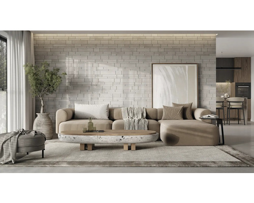 Lichte woonkamer met hoekbank, salontafel en decoratieve wandbekleding