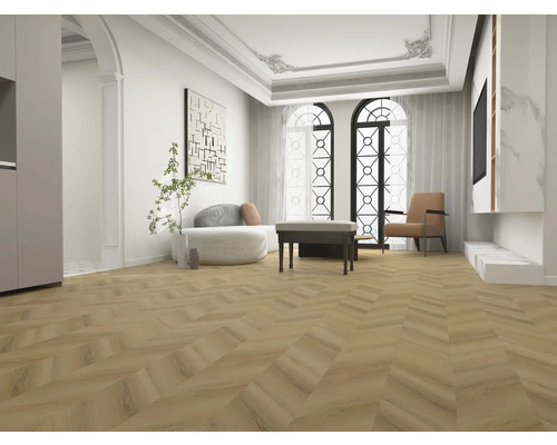 Lichte woonkamer met visgraatparket, zitmeubels en decoratieve elementen