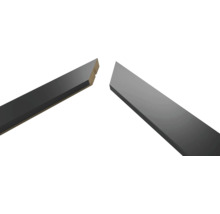 Twee houten plinten