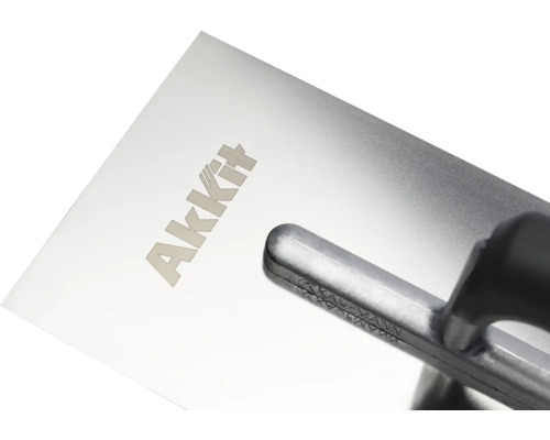 AKKit Logo op een pleisterspaan