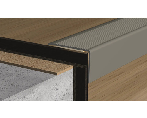 Aluminium trapprofiel op houten treden
