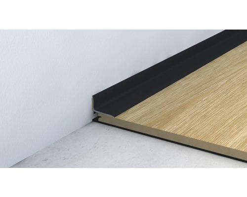 Plint en laminaatvloer tegen een wand
