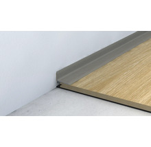 Vloerafwerkingsprofiel tegen een wand met houten vloer