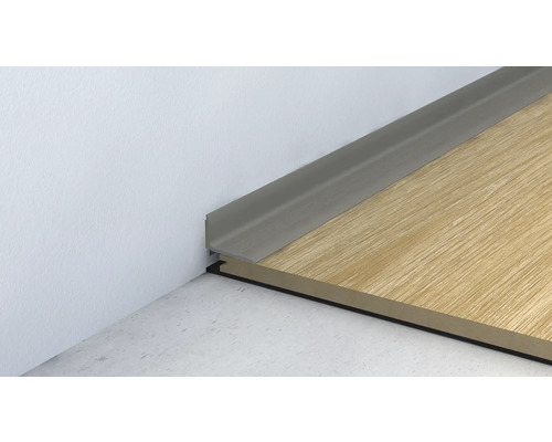Vloerafwerkingsprofiel tegen een wand met houten vloer