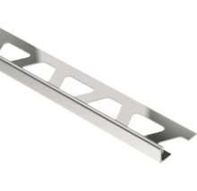 Metalen tegelprofiel met trapeziumvormige perforaties voor de afwerking van tegelranden.