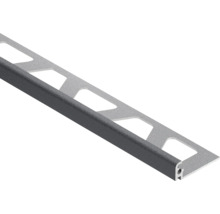 Aluminium tegelprofiel met een gestructureerd oppervlak en geperforeerde zijde voor bevestiging.