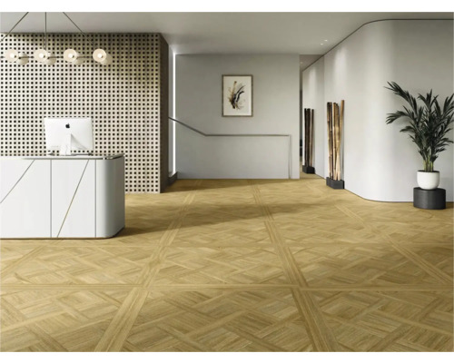 Moderne ontvangstruimte met gedessineerde vloertegels in parketlook, balie en minimalistische inrichting.