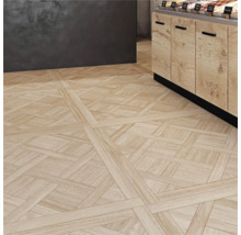 Vloer met houtlook en geometrisch Versailles-patroon. Een lichte houten vloer in een moderne kamer met een donkere muur.