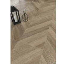 Vloertegels met houtlook en chevronpatroon in een moderne, lichte ruimte met decoratie.