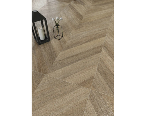 Vloertegels met houtlook en chevronpatroon in een moderne, lichte ruimte met decoratie.