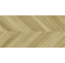 Vloerbedekking met houtlook en chevron-patroon in lichtbruin.