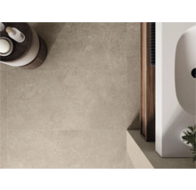 Vloertegels met steenlook in een moderne badkamer, bovenaanzicht met wastafel, plant en houten elementen.