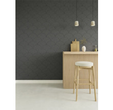 Modern interieur met donkergrijze wandpanelen in schubbenoptiek, een lichte houten bar met latten en een bijpassende barkruk.