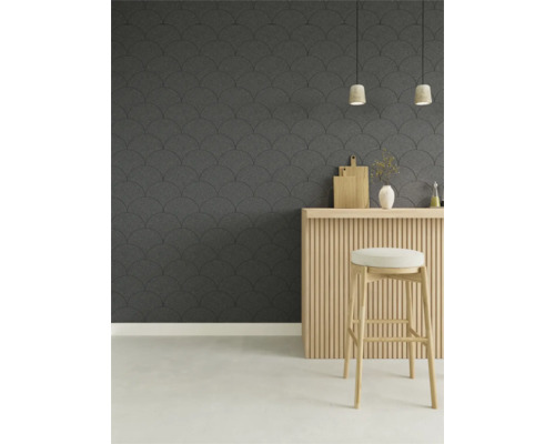 Modern interieur met donkergrijze wandpanelen in schubbenoptiek, een lichte houten bar met latten en een bijpassende barkruk.
