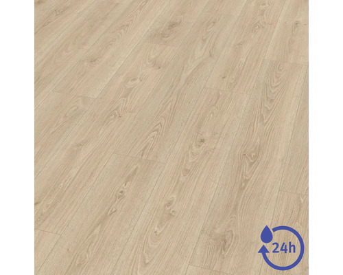 Laminaatvloer met houtlook, nerf en noesten, met symbool voor 24 uur waterbestendigheid.