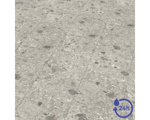 Vloerbedekking in steenlook met terrazzo patroon in grijstinten en symbool voor vierentwintig uur waterbestendigheid.