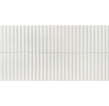 Witte gestructureerde wandtegel met verticale smalle staafjes in Kit-Kat-look.