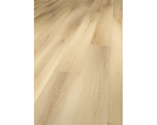 Vloerbedekking met houtlook, brede planken en een natuurlijke houtnerf.