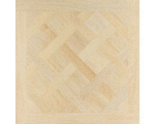 Parkettegel van licht hout met decoratief Versailles-patroon.