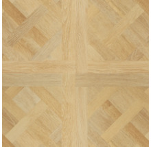 Vloer met houtlook en geometrisch parketpatroon.