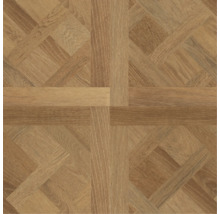 Laminaatvloer met een decoratief geometrisch houtpatroon in klassieke Versailles-stijl.