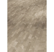 Parketvloer van licht hout met een geometrisch mozaïekpatroon.