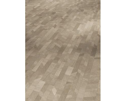 Parketvloer van licht hout met een geometrisch mozaïekpatroon.