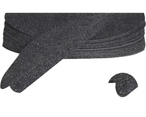 Stapel donkere, zelfklevende trapmatten van naaldvilt met detailweergave van de oppervlaktestructuur.