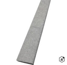 Een rechthoekige metalen tegelstrip voor een nette randafwerking bij tegelwerk. (Image AI modified or generated)