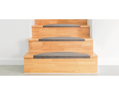 Trapmatten op een houten trap