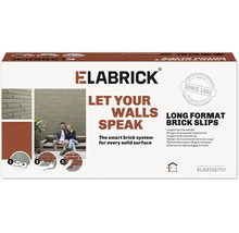 Verpakking van Elabrick langformaat steenstrips met instructies voor gebruik en een koppel voor een muur bekleed met steenstrips.