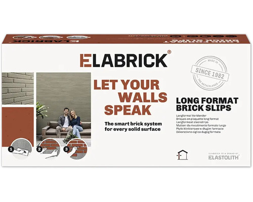 Verpakking van Elabrick langformaat steenstrips met instructies voor gebruik en een koppel voor een muur bekleed met steenstrips.